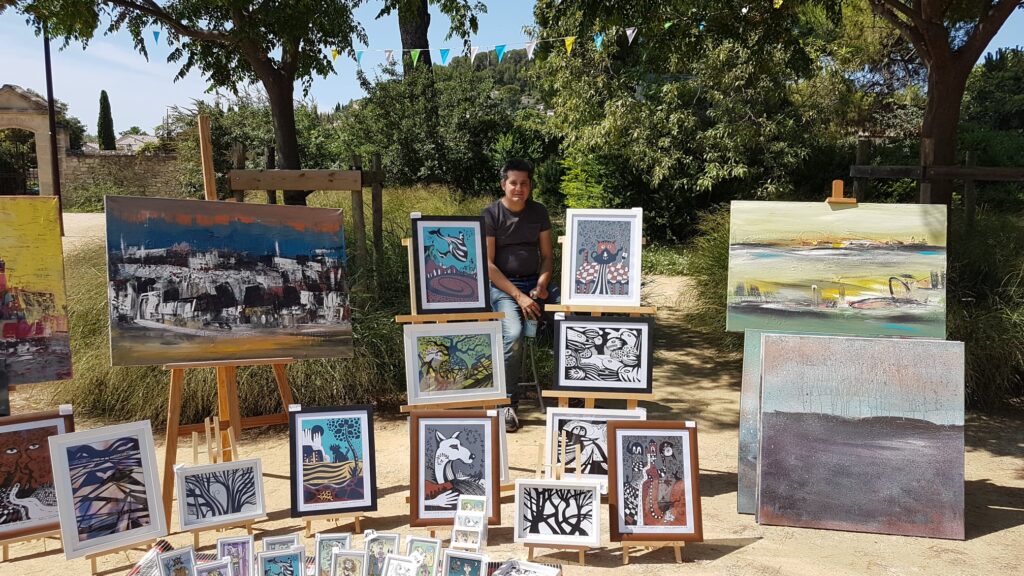 Patrice Camparmo présente ses œuvres colorées en plein air dans un jardin artistique en Occitanie,
